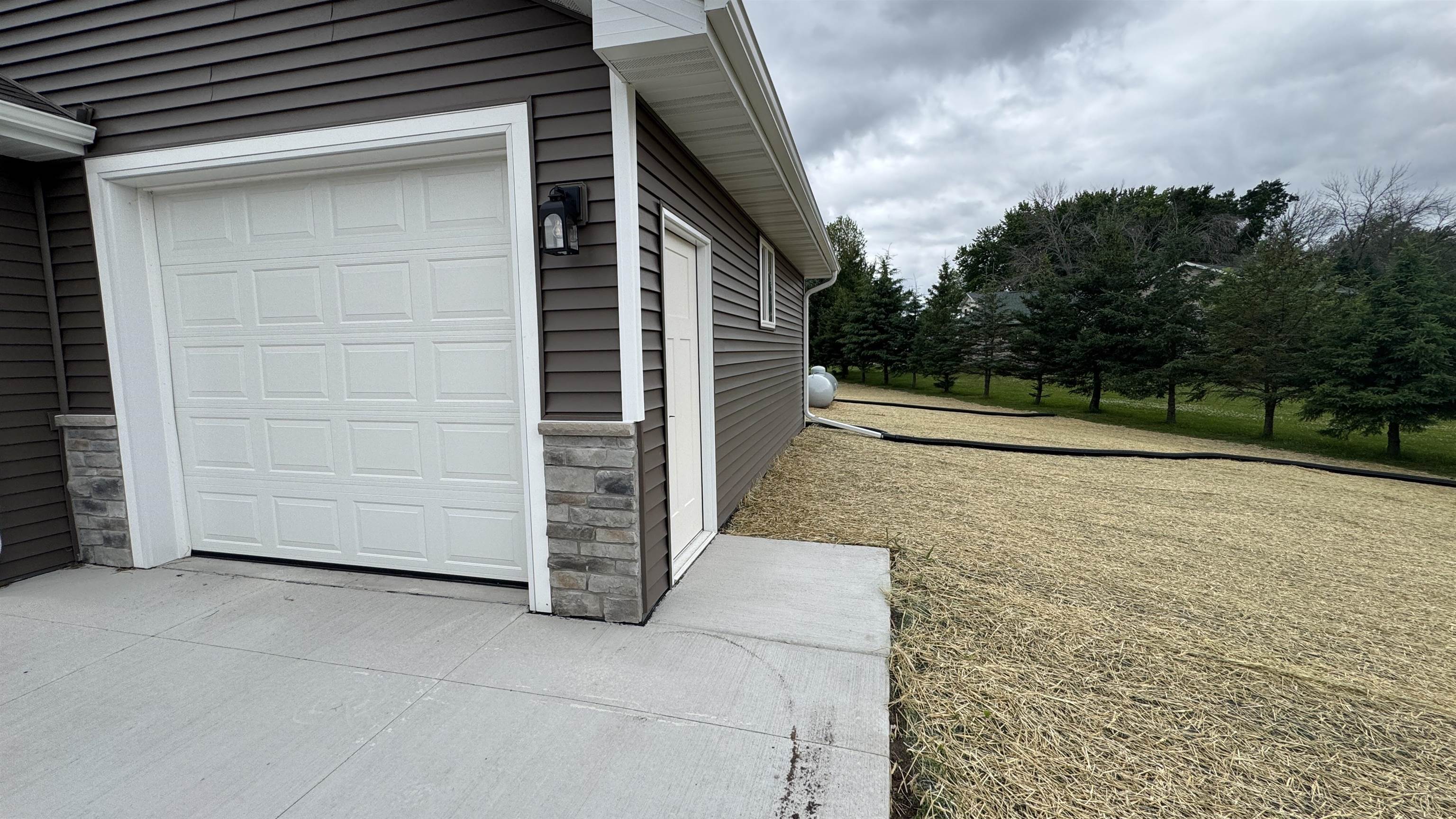 709 Robin Street New London, WI 54961 - Photo 3 of 35