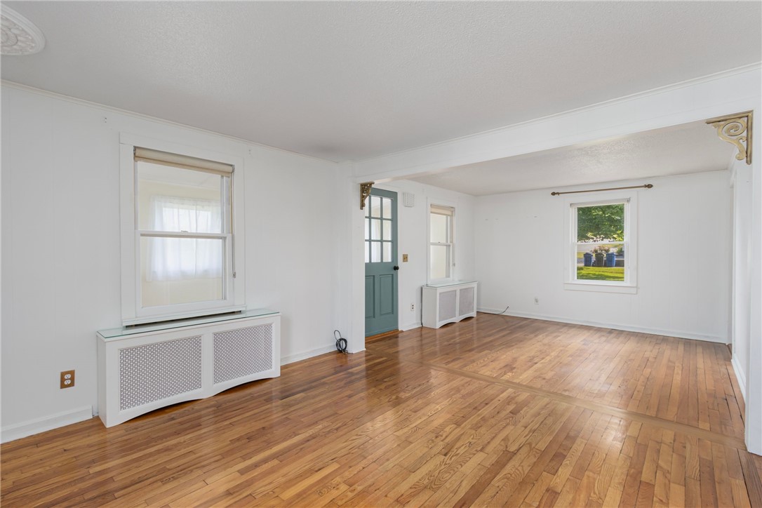 37 Reservoir Road Middletown, RI 02842 - Photo 3 of 39 Living Room