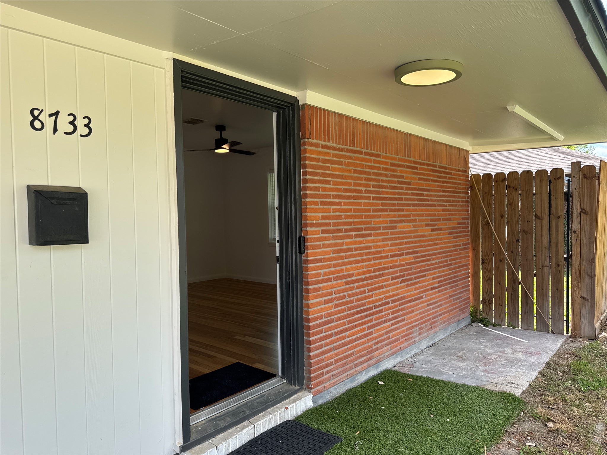 8733 Lugary Drive Houston, TX 77074 - Photo 3 of 30