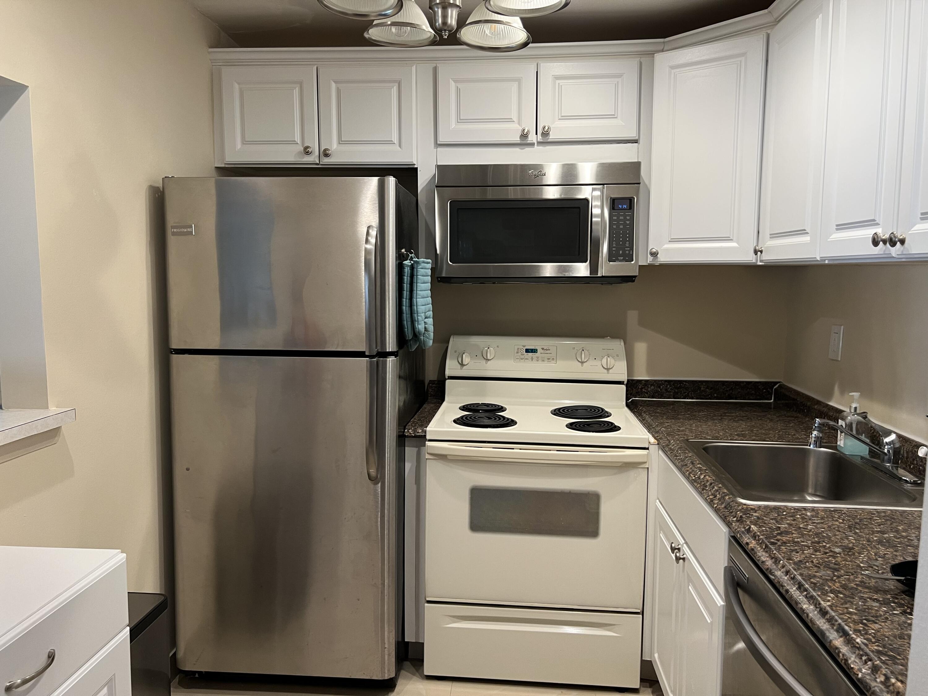 251 Brighton F, Unit 251 Boca Raton, FL 33434 - Photo 10 of 13 Kitchen