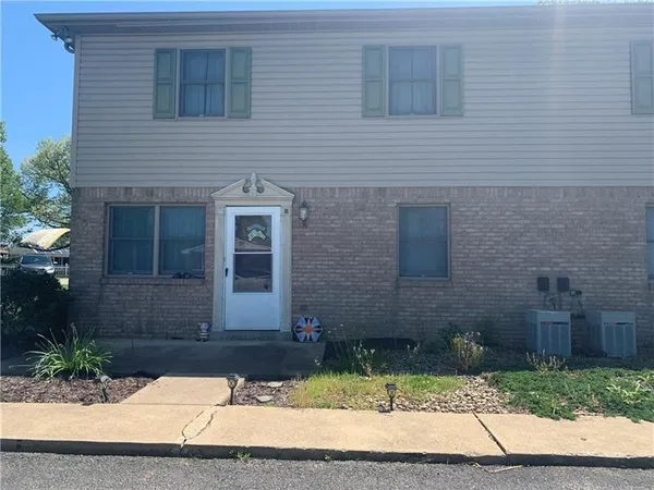 $995 | 102 Park Drive, Unit B, Delmont, PA 15626