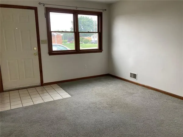 $995 | 102 Park Drive, Unit B, Delmont, PA 15626