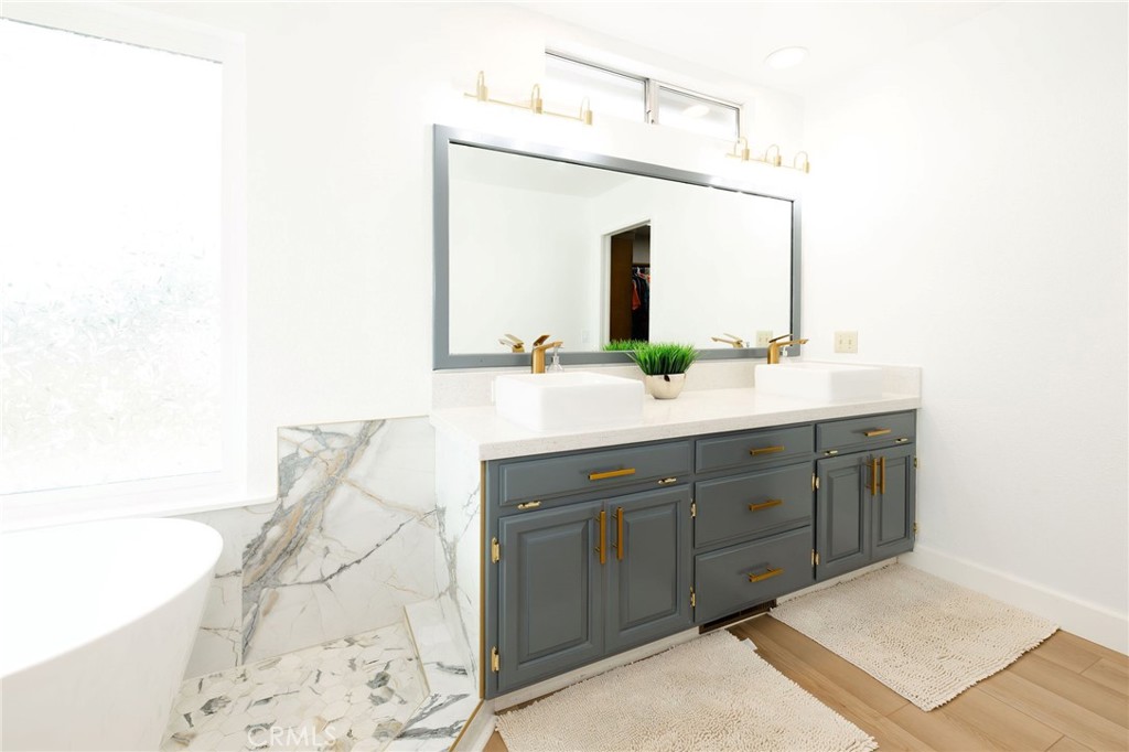 4182 County Road M Orland, CA 95963 - Photo 11 of 54 Double sinks & Tub