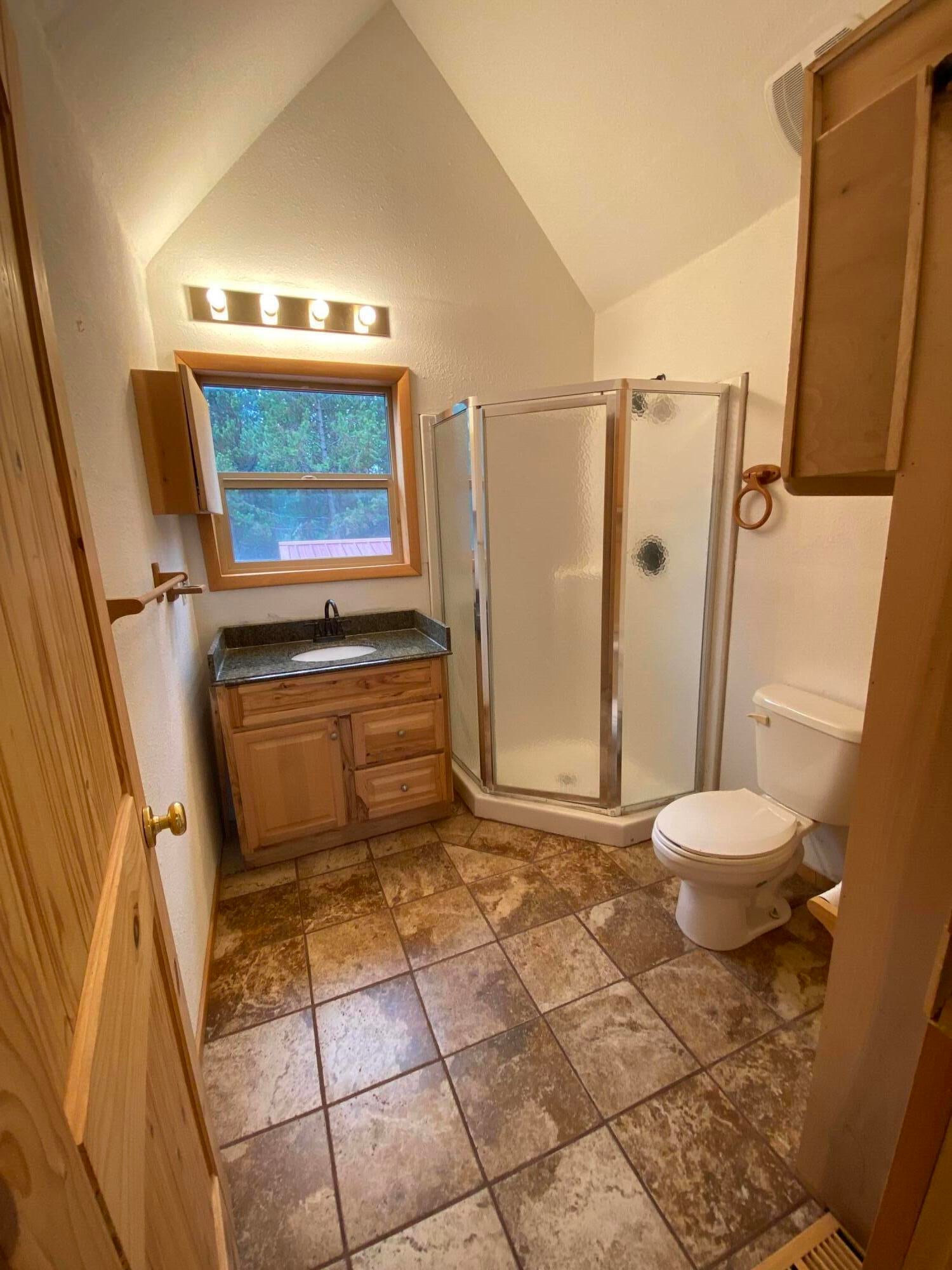 54896 Huntington Road Bend, OR 97707 - Photo 16 of 65 Upstairs Bath