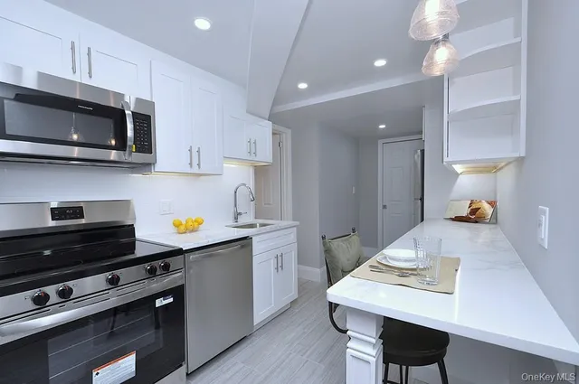 $1,995 | 105 Garth Road, Unit B3, Scarsdale, NY 10583