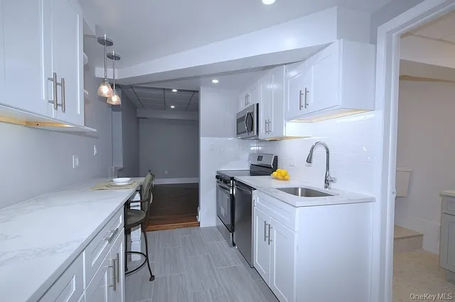 $1,995 | 105 Garth Road, Unit B3, Scarsdale, NY 10583