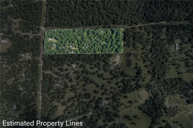 a view of entryway with lots of trees