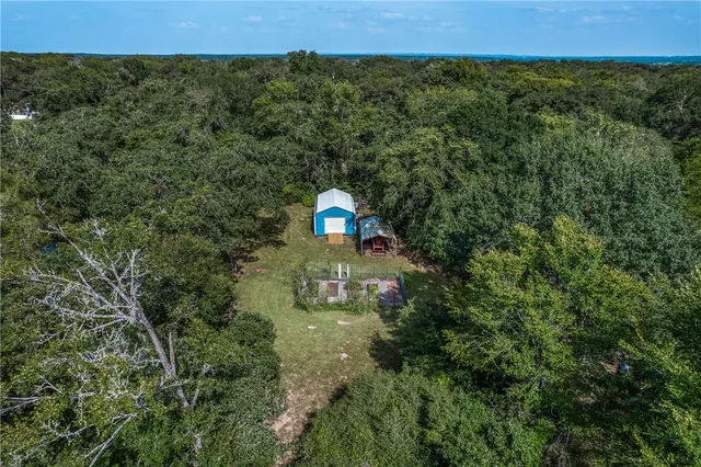 a view of a back yard
