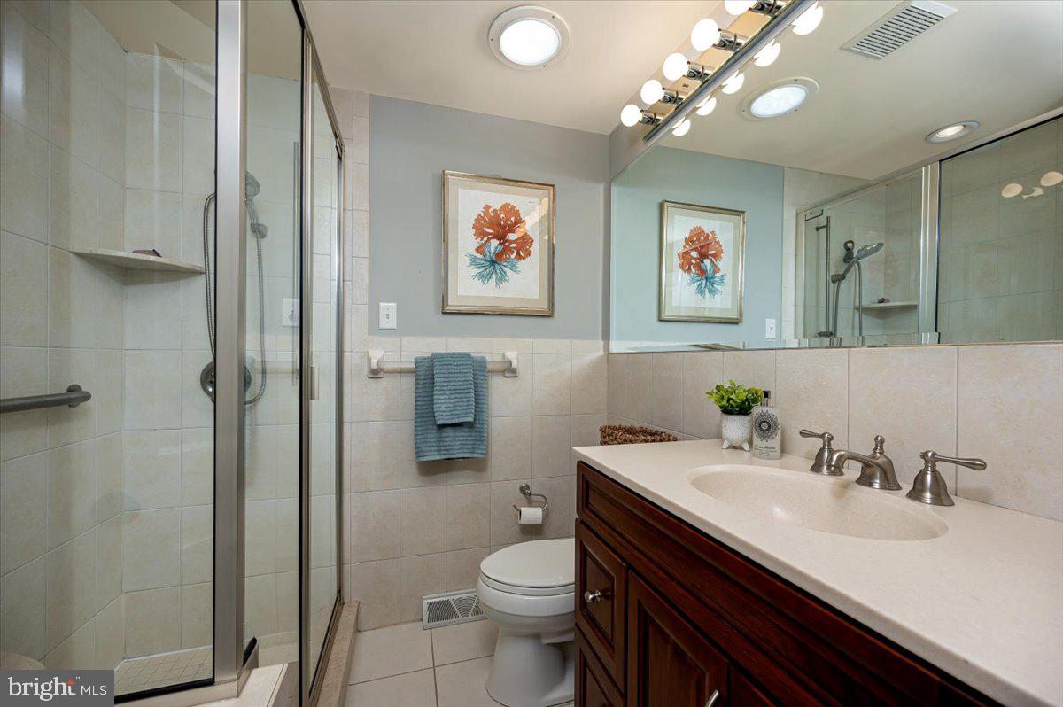131 Silopanna Road Annapolis, MD 21403 - Photo 19 of 49 Second full bathroom