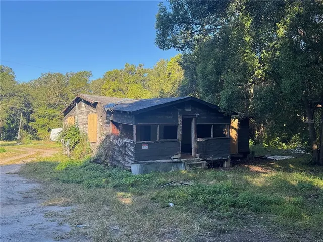 a view of a house with a backyard