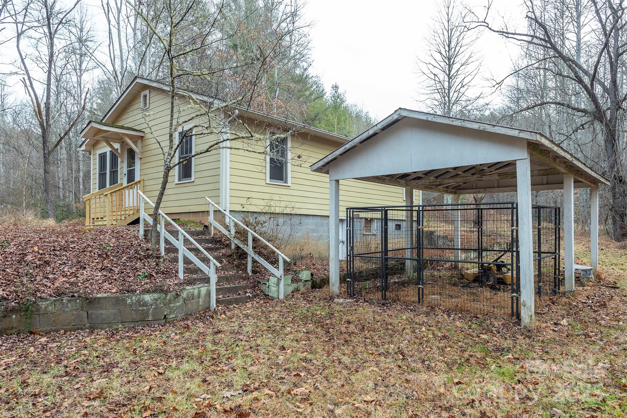 380 Buttercup Lane Marion, NC 28752 - Photo 5 of 48 a backyard of a house with table and chairs