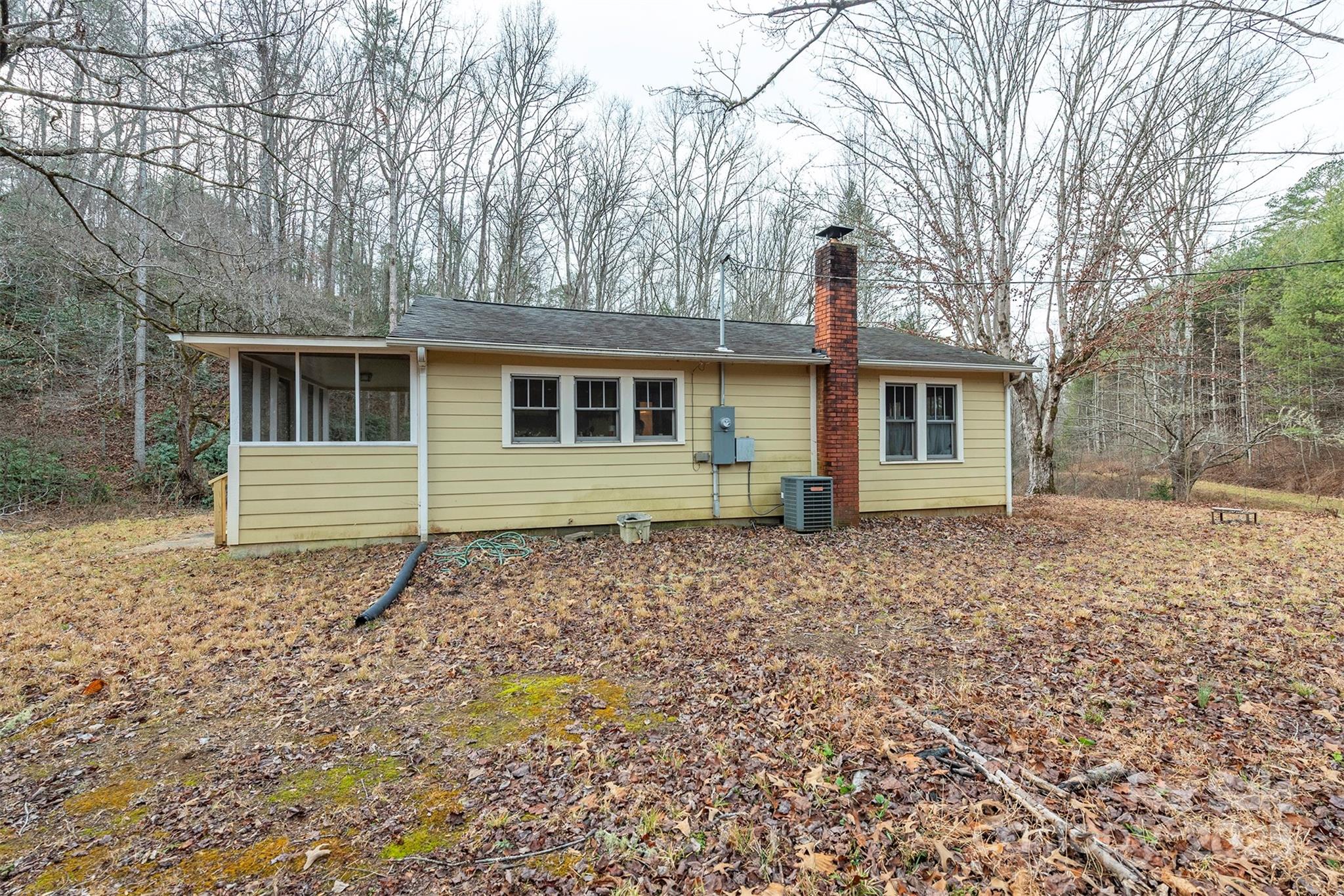 380 Buttercup Lane Marion, NC 28752 - Photo 6 of 48 a front view of a house with garden