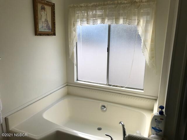 90 Rio Vista Solvang, CA 93463 - Photo 12 of 19 90 Rio Vista Mst Tub