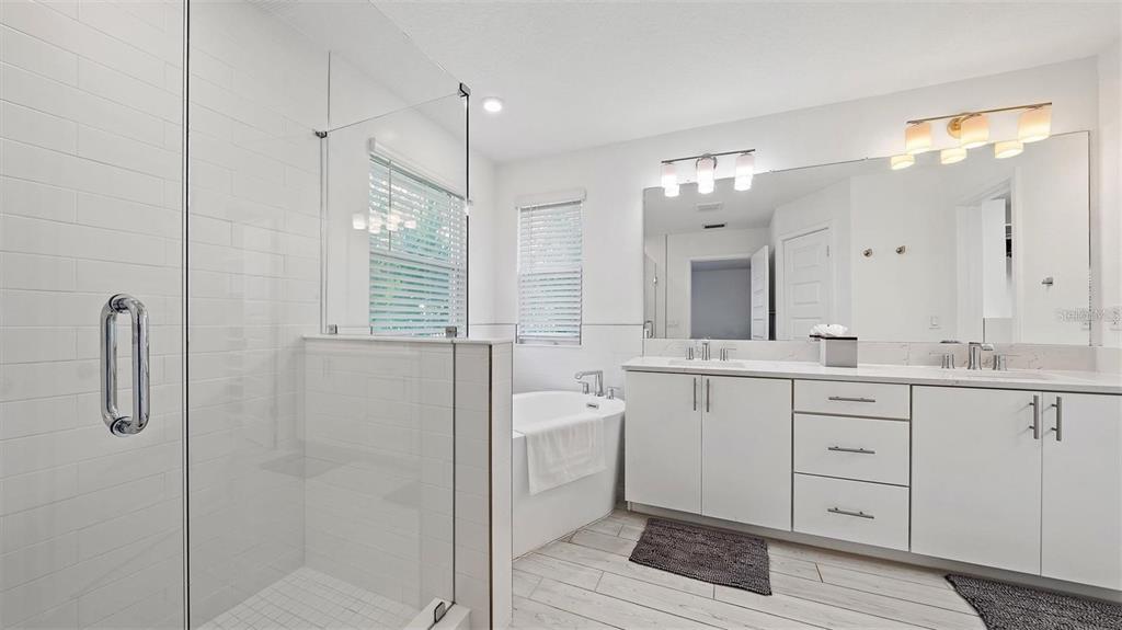 2587 Temple Street Sarasota, FL 34239 - Photo 13 of 25