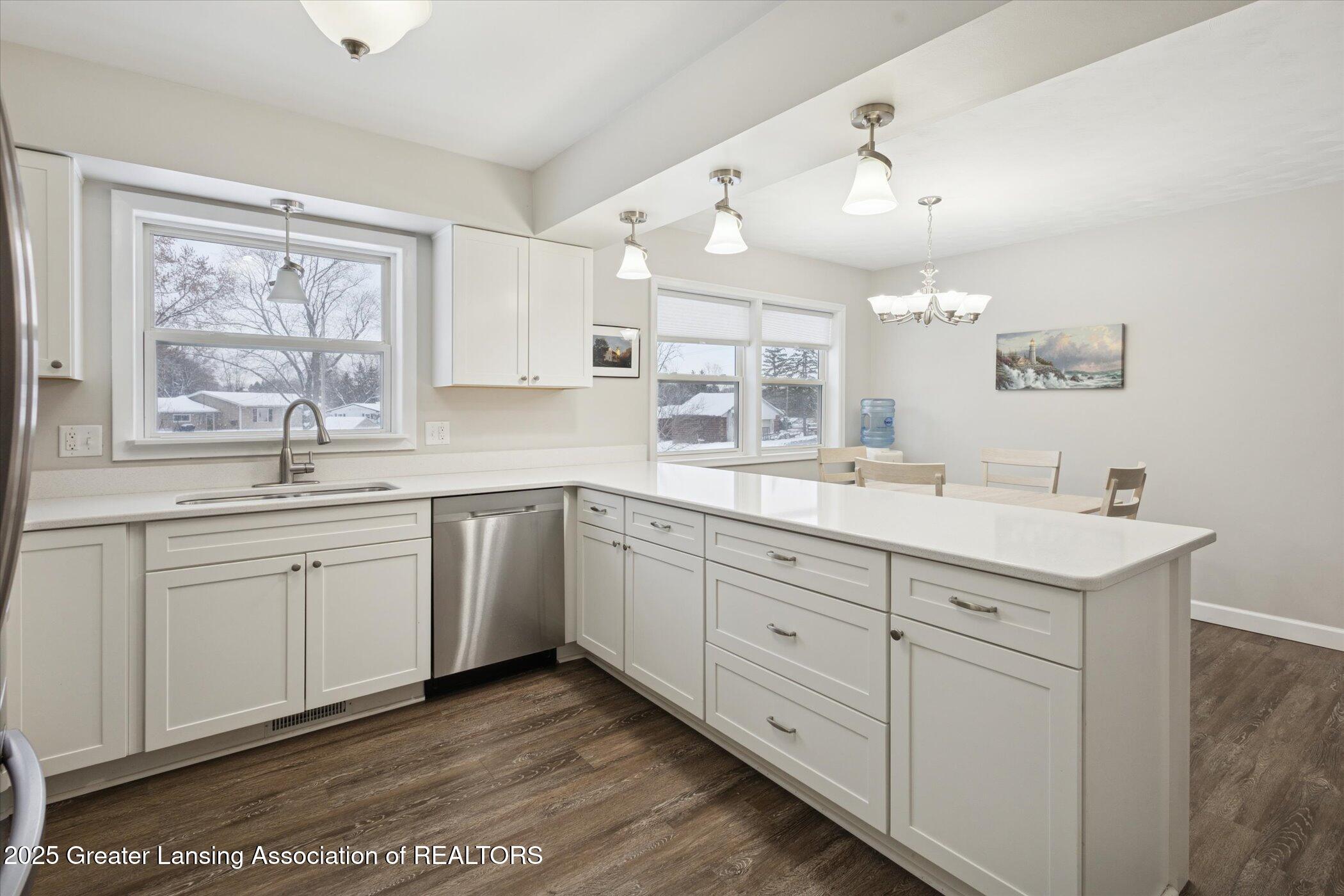 611 South Canal Road Lansing, MI 48917 - Photo 12 of 34 15-611 S Canal Rd Lansing, MI 48917-Win