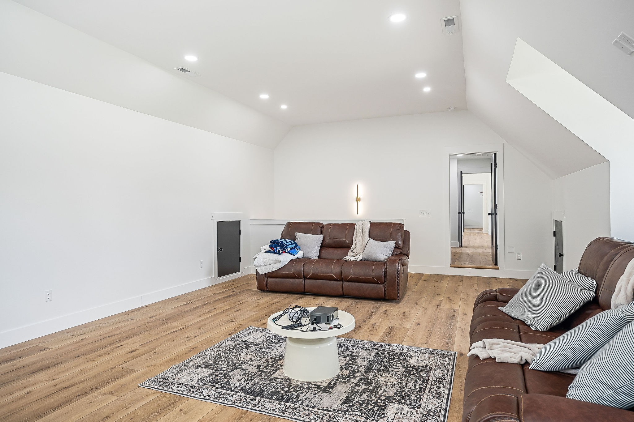 250 Dyer Ridge Road Baxter, TN 38544 - Photo 37 of 52 a living room with furniture and a lamp