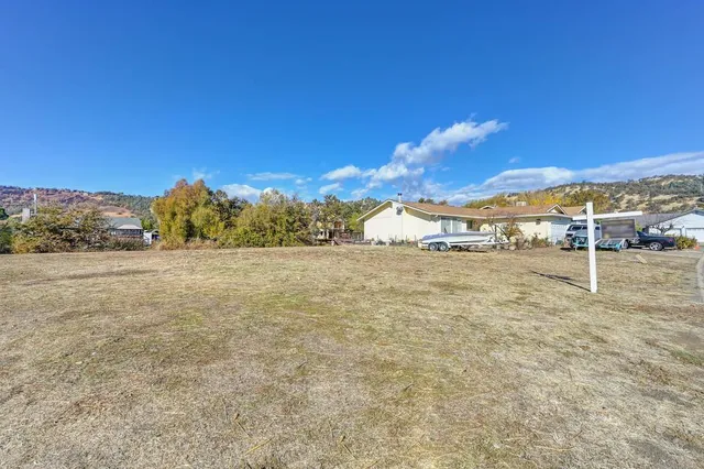 a view of an outdoor space