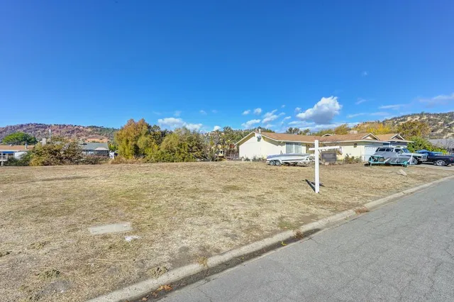 a view of a yard and front view of the house