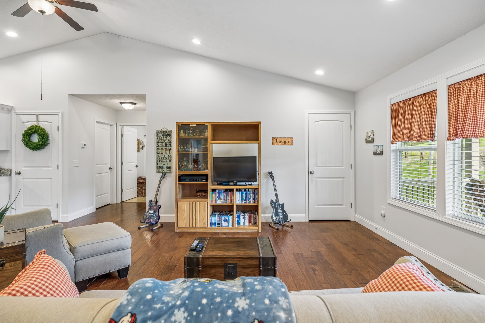2 Hickman Creek Road North Hickman, TN 38567 - Photo 9 of 31 a living room with furniture and a flat screen tv