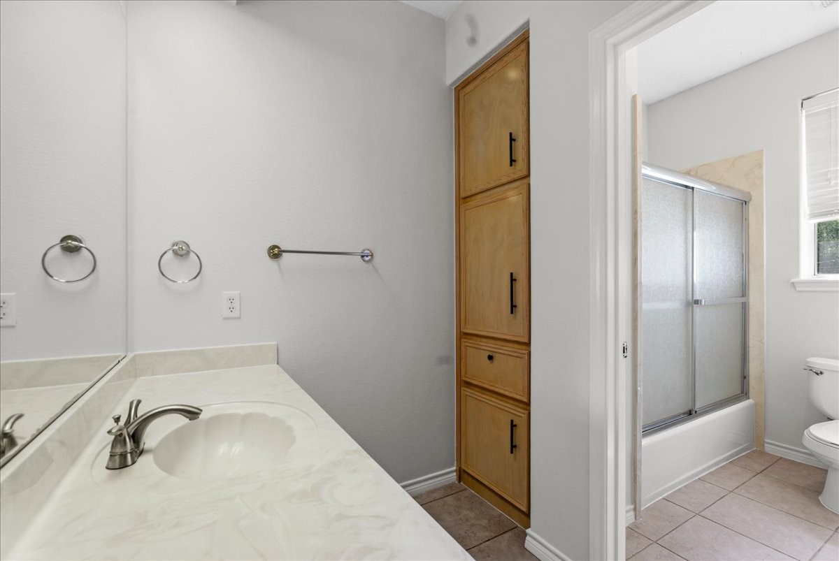 1607 Delta Lane Baytown, TX 77523 - Photo 36 of 48 Secondary bathroom