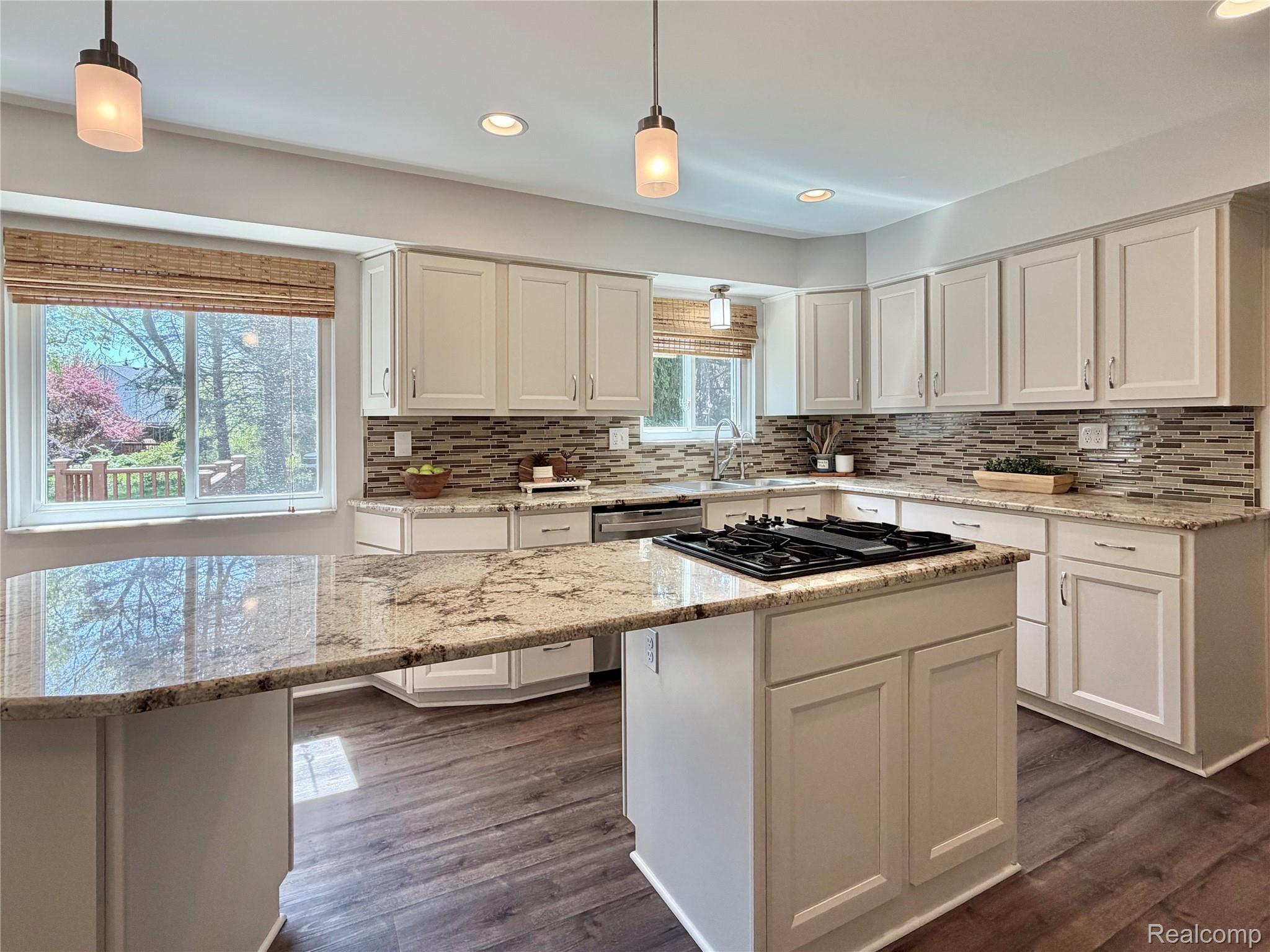 5028 Aintree Road Rochester, MI 48306 - Photo 7 of 51 Large center island
