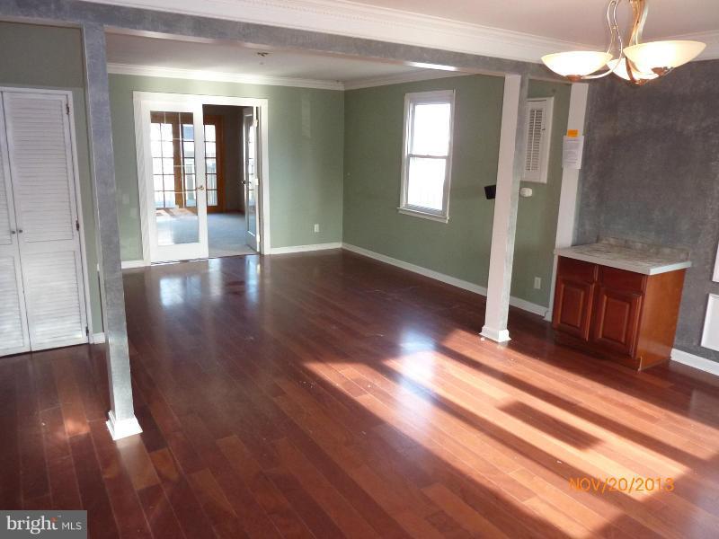 1722 Kirkland Road Baltimore, MD 21222 - Photo 5 of 19 Living/Dining Room