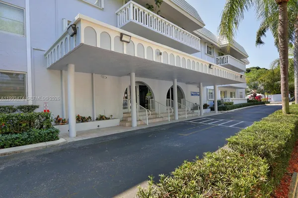 $3,100 | 100 Edgewater Drive, Unit 207, Coral Gables, FL 33133