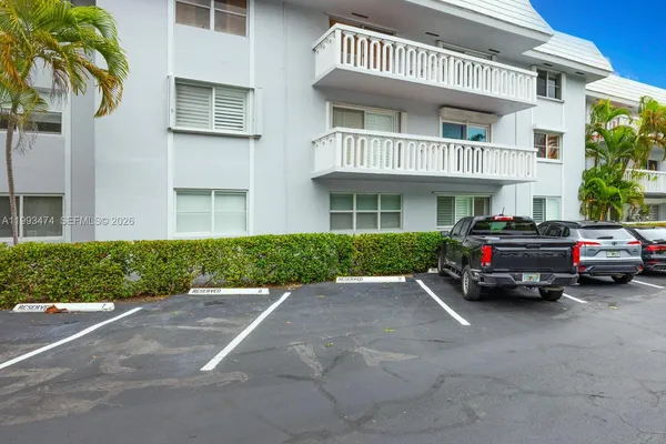 $3,100 | 100 Edgewater Drive, Unit 207, Coral Gables, FL 33133