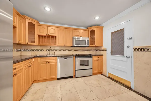 $3,100 | 100 Edgewater Drive, Unit 207, Coral Gables, FL 33133