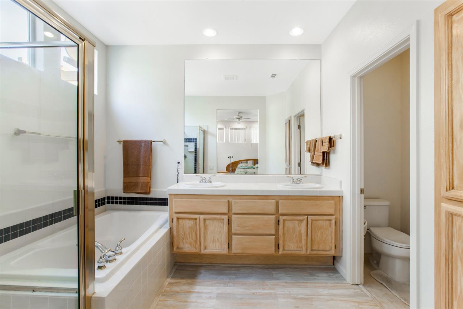 1160 Cobblefields Court Folsom, CA 95630 - Photo 19 of 26 a spacious bathroom with a tub sink and mirror