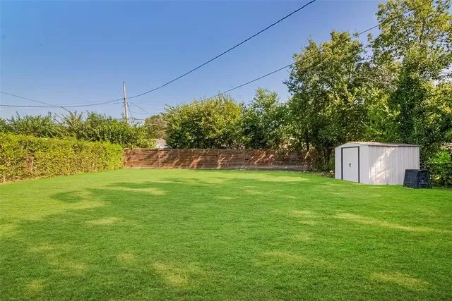 a view of a back yard