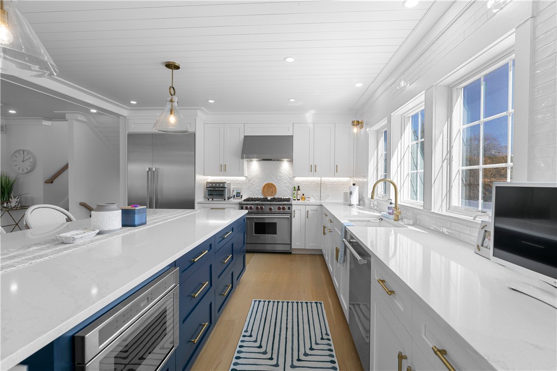 250 Allston Avenue Middletown, RI 02842 - Photo 8 of 41