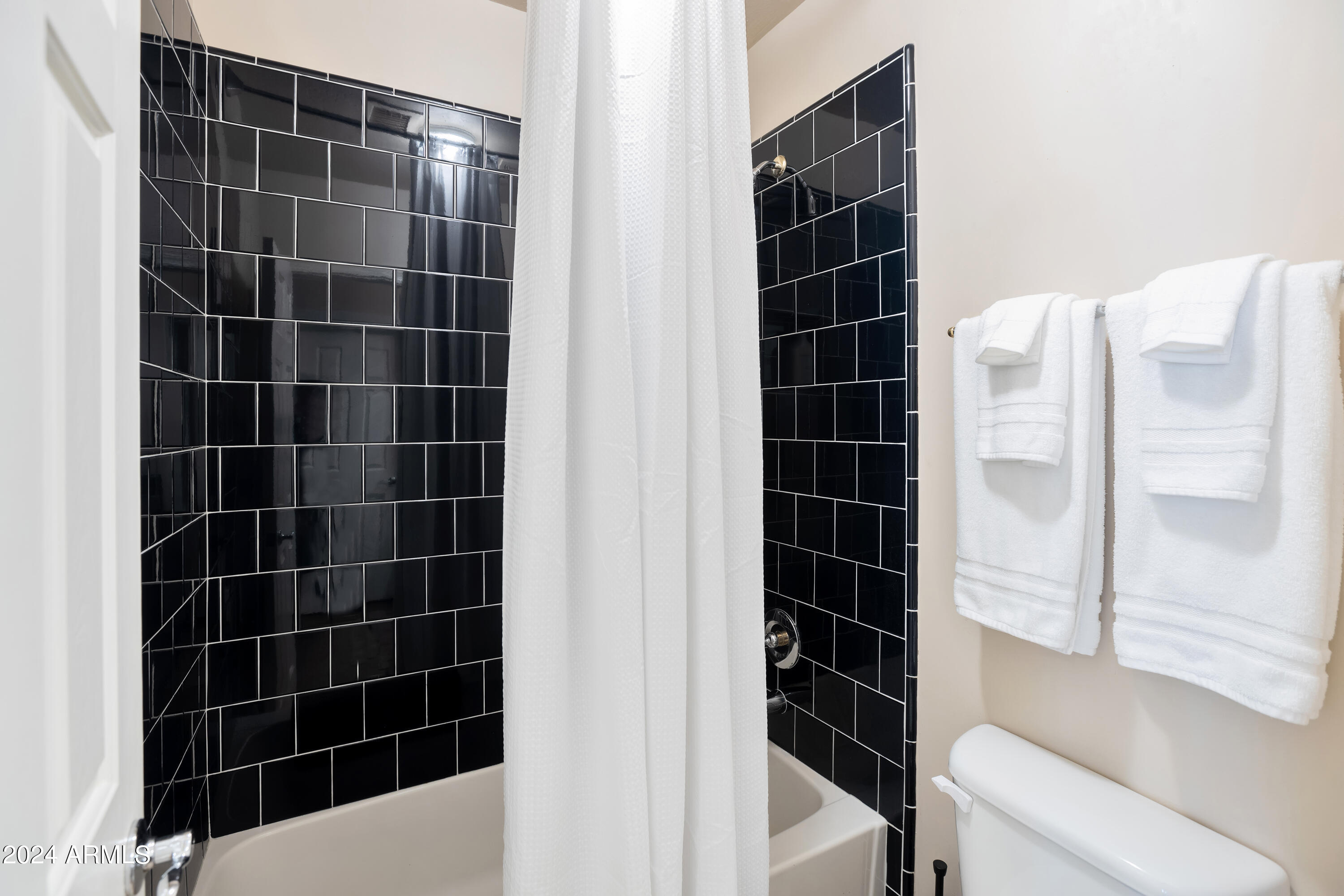 19550 North Grayhawk Drive, Unit 1137 Scottsdale, AZ 85255 - Photo 14 of 48 a bathroom with a bathtub