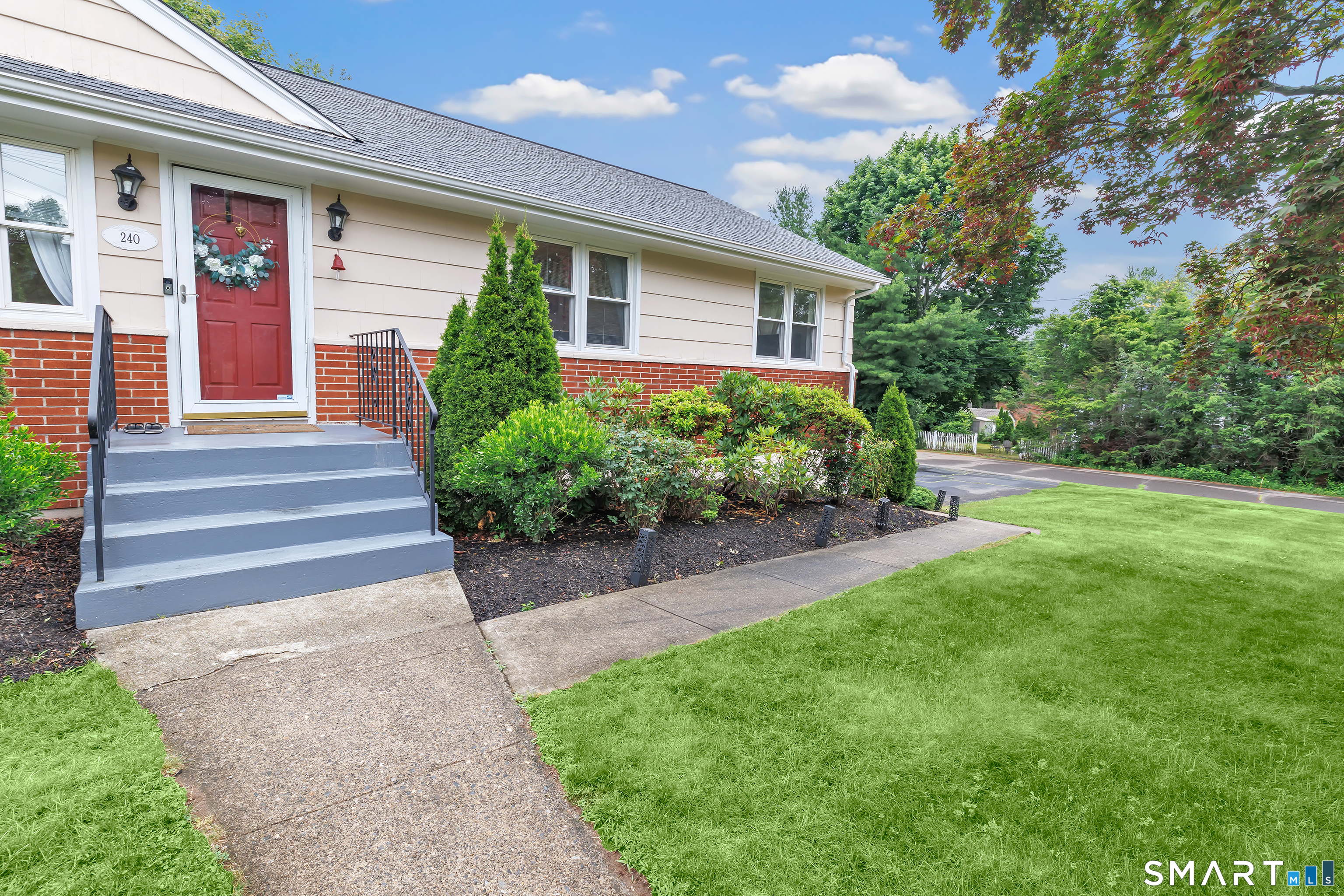 240 Blackhouse Road Trumbull, CT 06611 - Photo 4 of 40
