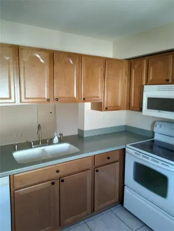 $1,950 | 115 Gardens Drive, Unit 202, Pompano Beach, FL 33069