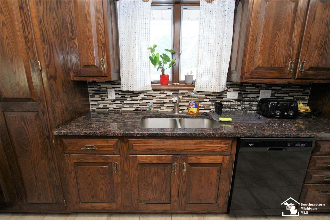 28375 Waltz Road New Boston, MI 48164 - Photo 21 of 46 50044486-20.JPG