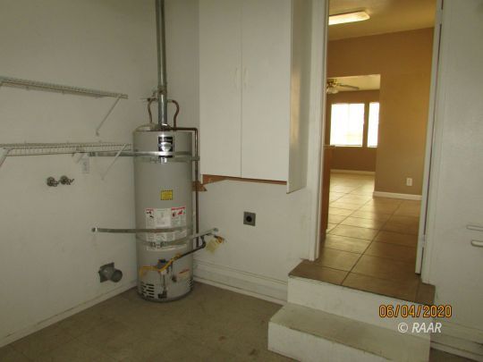 304 North Florence Street Ridgecrest, CA 93555 - Photo 5 of 21 a bathroom with a shower