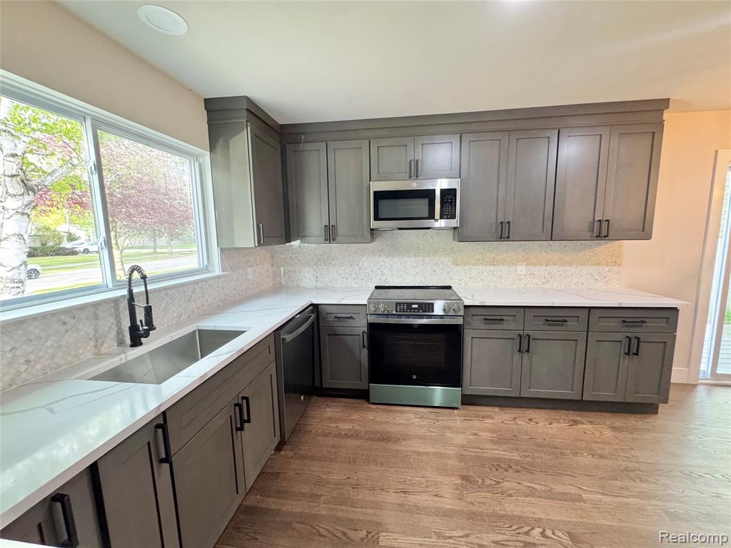 570 Hidden Ridge Drive Troy, MI 48083 - Photo 4 of 23