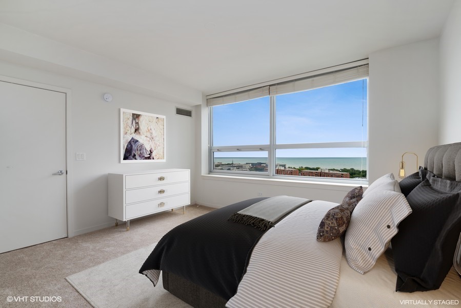 807 Davis Street, Unit 1710 Evanston, IL 60201 - Photo 6 of 21 a bedroom with a bed and a large window