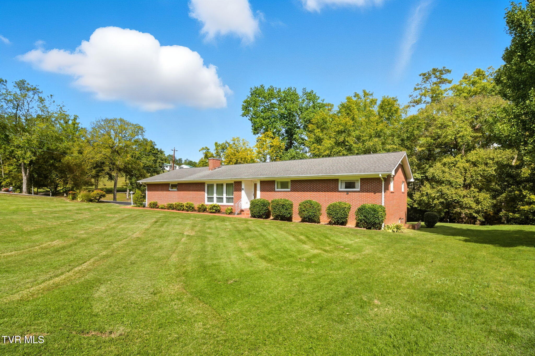 4001 Leaning Pine Road Kingsport, TN 37660 - Photo 1 of 45 31-web-or-mls-DZ3A5301