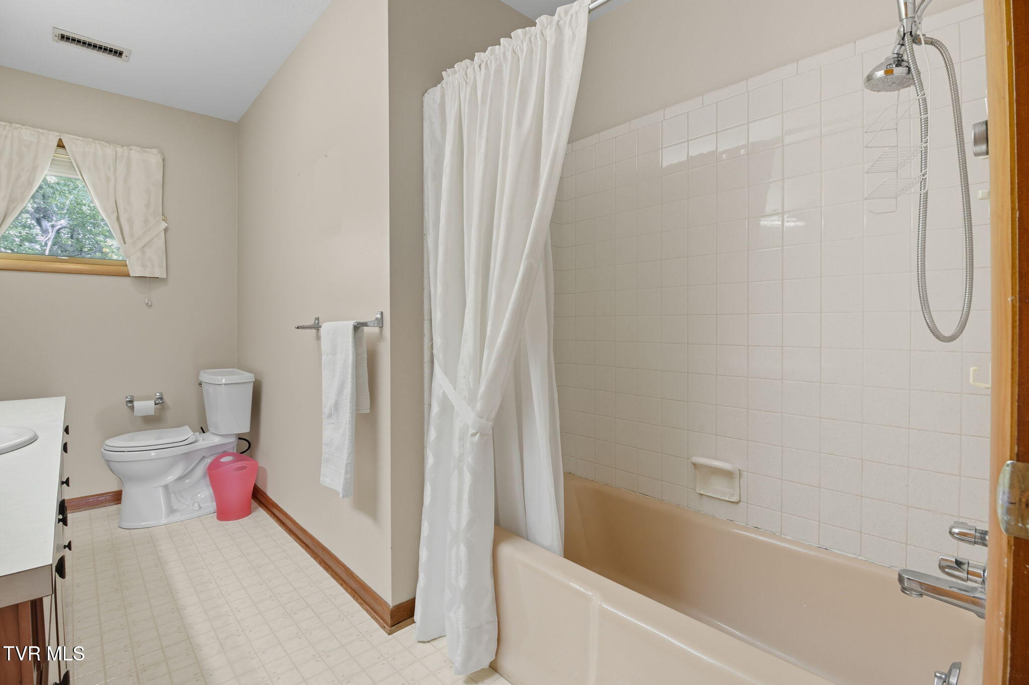 4001 Leaning Pine Road Kingsport, TN 37660 - Photo 14 of 45 13-web-or-mls-DZ3A5225