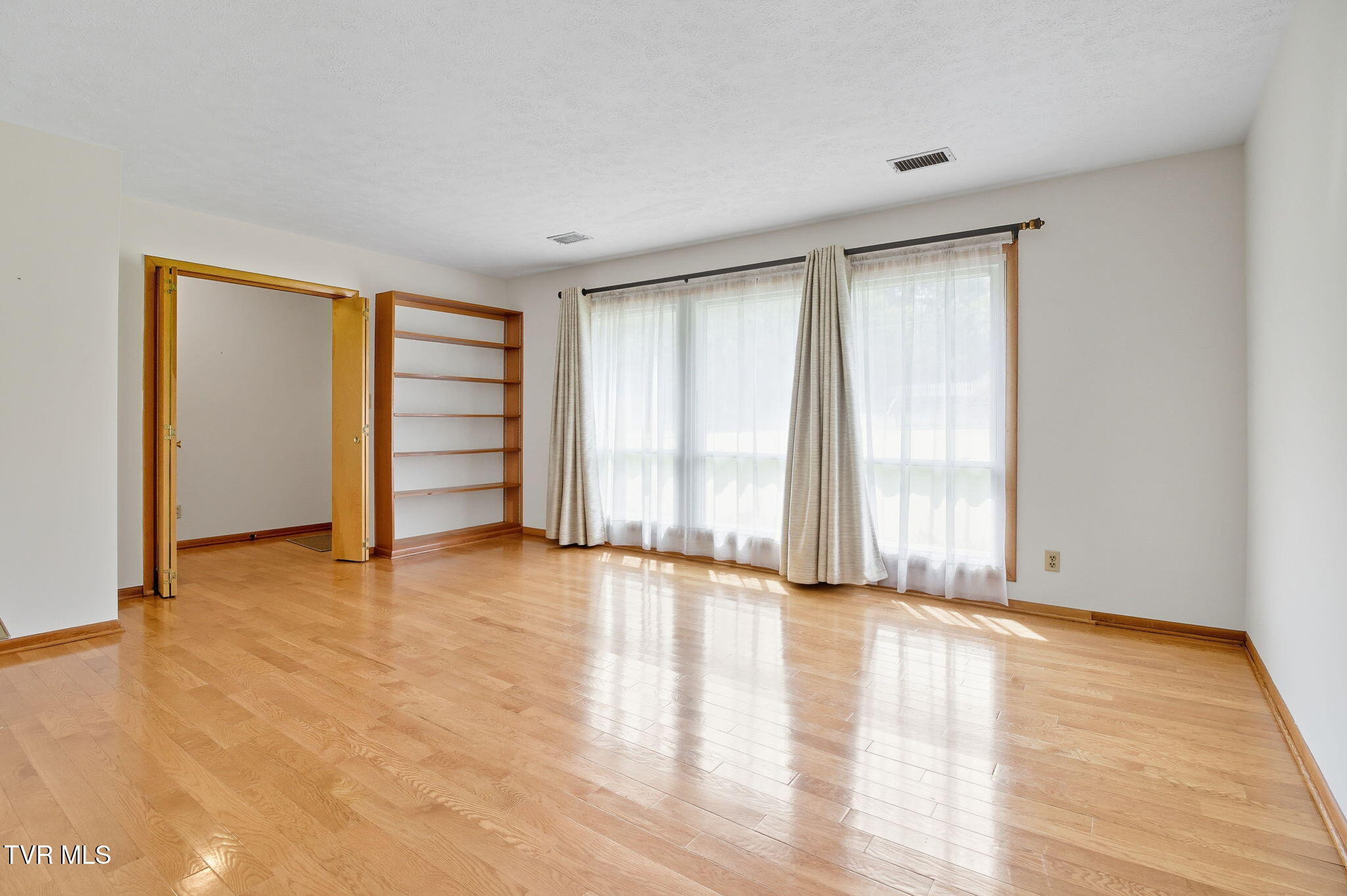 4001 Leaning Pine Road Kingsport, TN 37660 - Photo 4 of 45 3-web-or-mls-DZ3A5181