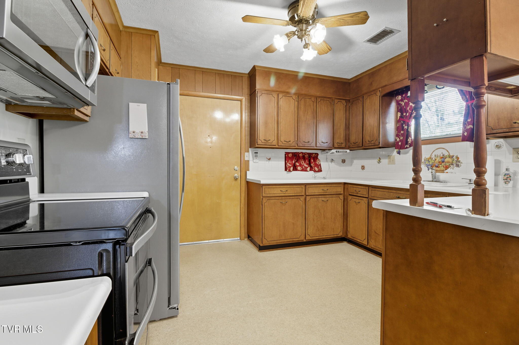 4001 Leaning Pine Road Kingsport, TN 37660 - Photo 8 of 45 7-web-or-mls-DZ3A5197