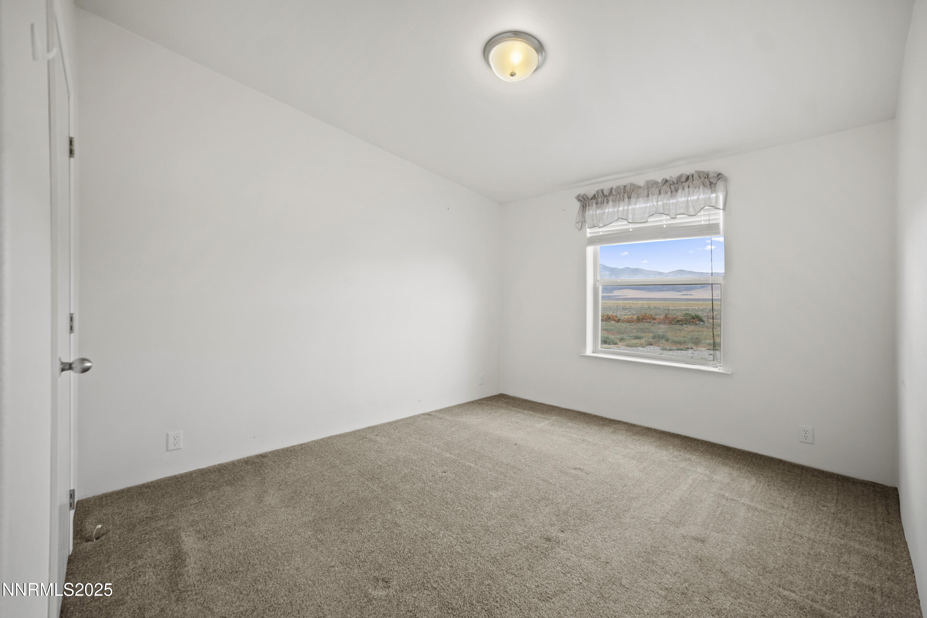 3900 Van Diest Road Winnemucca, NV 89445 - Photo 34 of 45 an empty room with a window