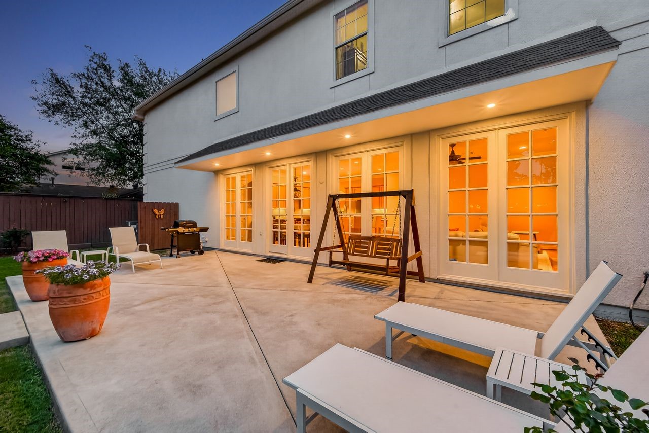 10932 Lasso Lane Houston, TX 77079 - Photo 31 of 38 a view of a patio with table and chairs and potted plants