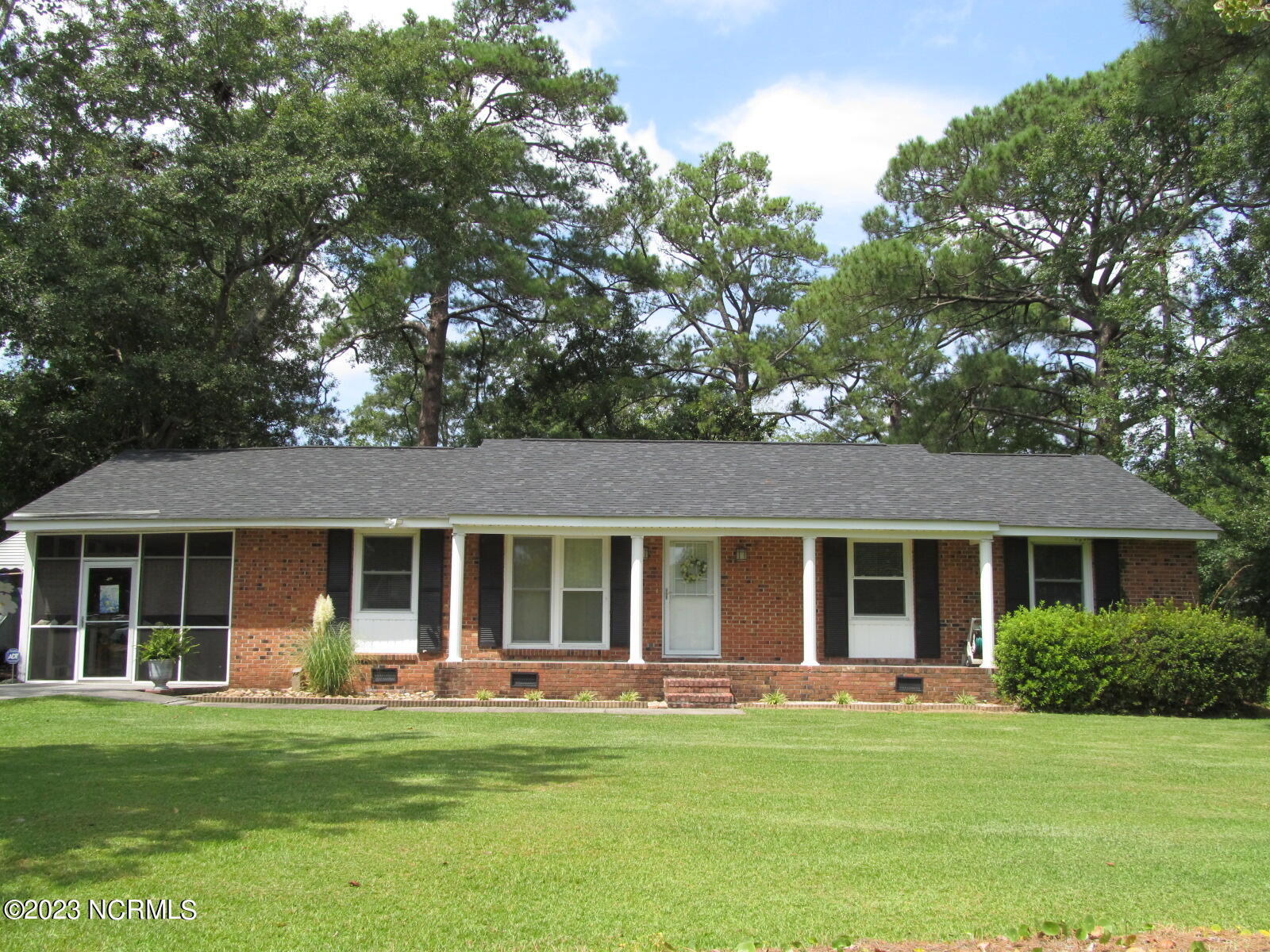 607 Robin Road Morehead City, NC 28557 - Photo 1 of 34 Primary Photo