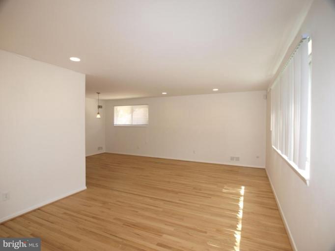722 Whitaker Terrace Silver Spring, MD 20901 - Photo 6 of 25 Living Room/Dining Room