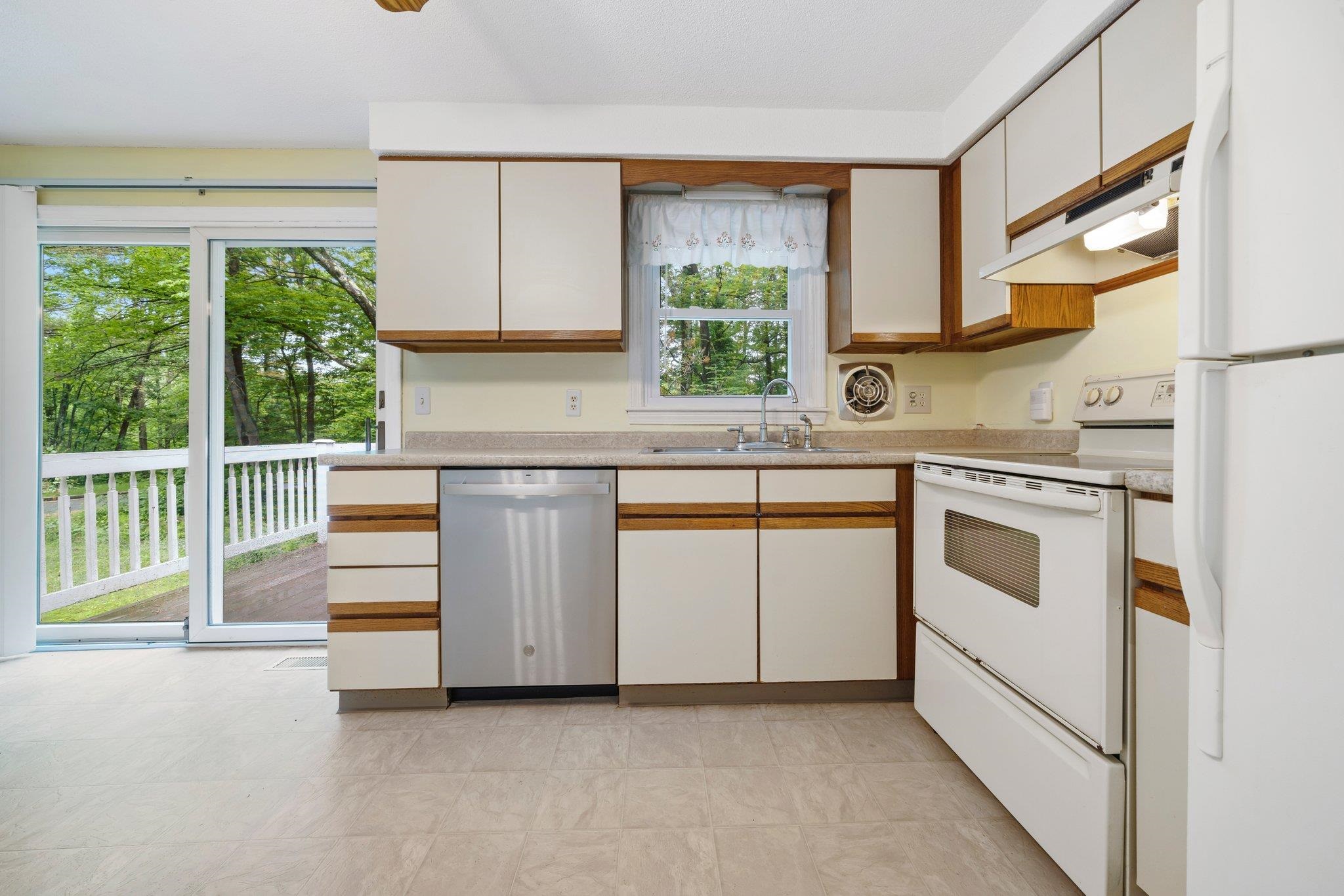 168 Whitehall Road Hooksett, NH 03106 - Photo 4 of 29