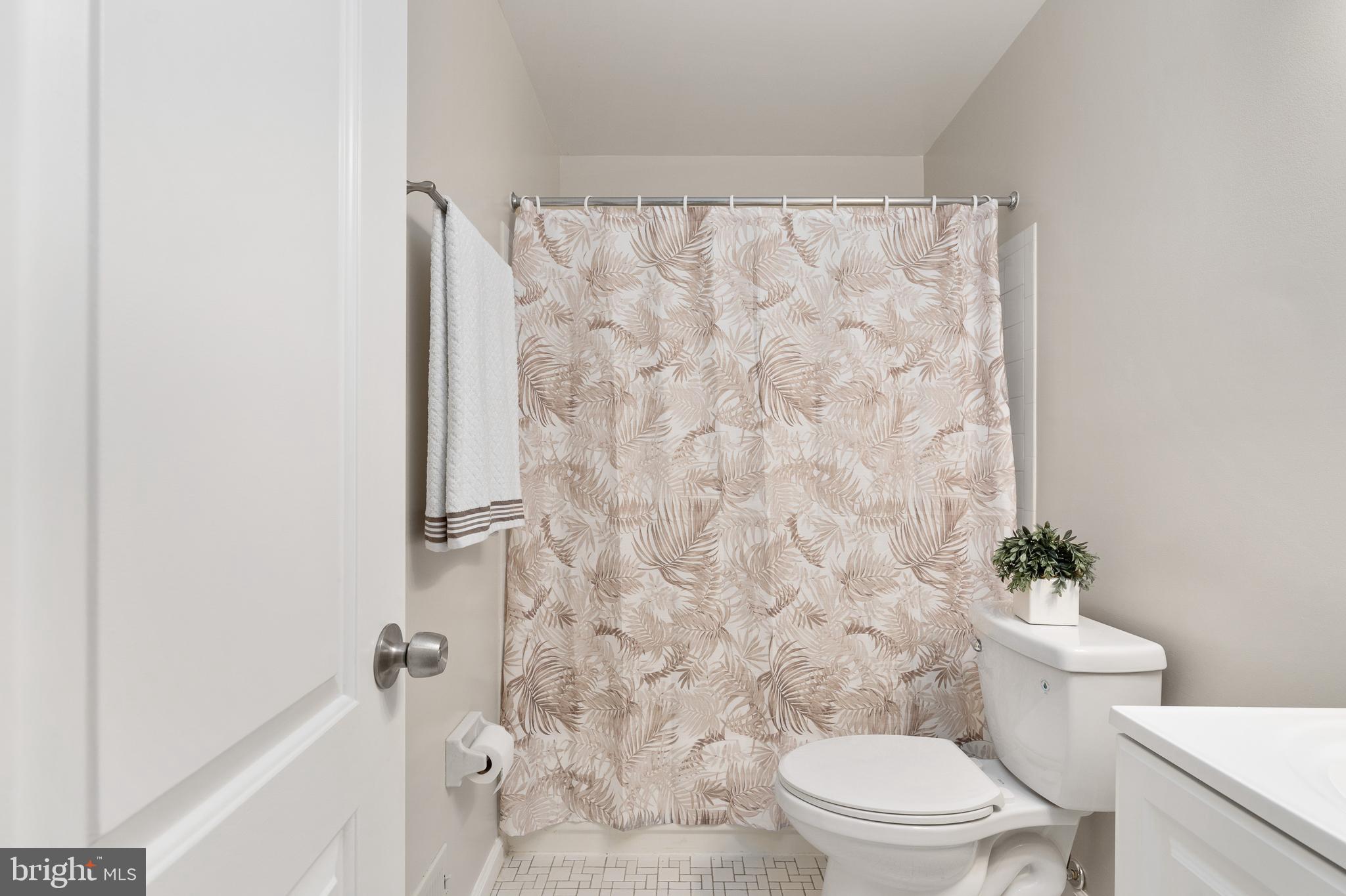 5491 Rector Drive Woodbridge, VA 22193 - Photo 21 of 22 Upstairs Full Bathroom