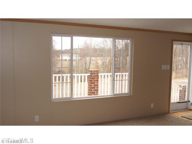 180 Mallard Road Madison, NC 27025 - Photo 3 of 16 Living Room.
